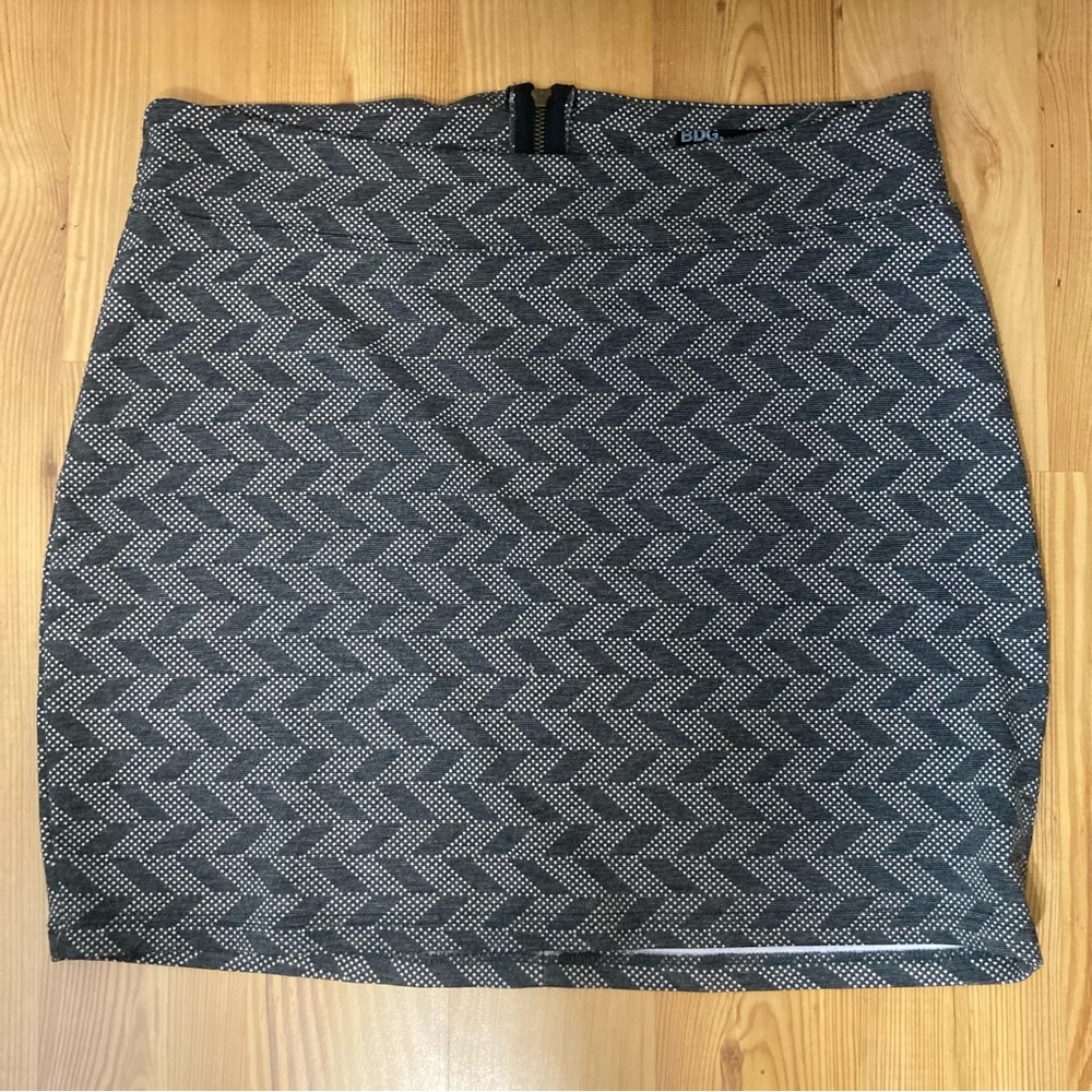 Urban Outfitters gray white geometric print skirt large
